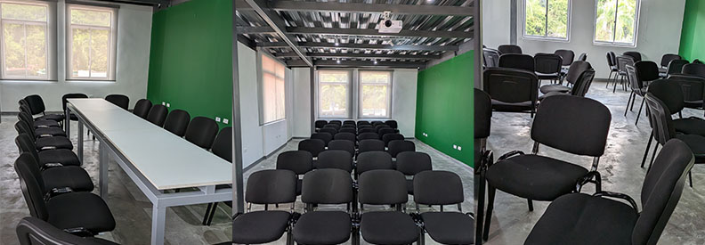 espacio amplio y comodo para reuniones. con mesas y sillas, bien iluminado